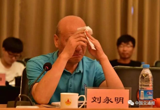 京新高速建设幕后:工人两月不洗澡 出汗只能等晒干