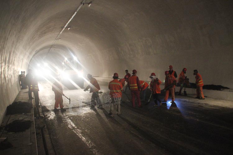 秦巴山区长大公路隧道沥青路面