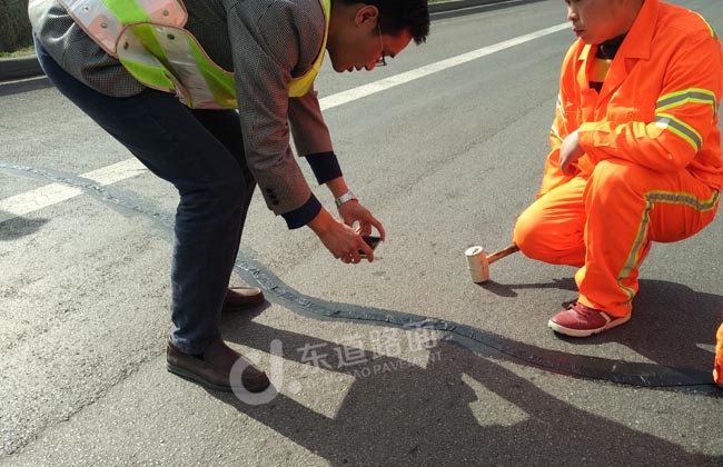 G20高速公路沥青路面春季裂缝养护