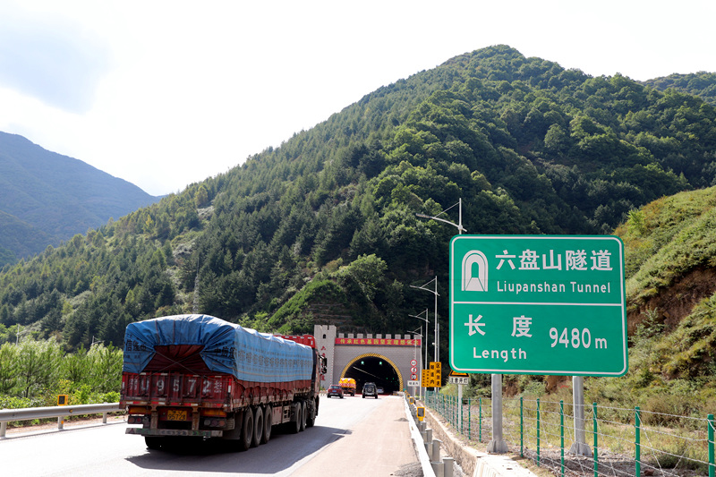 G22青兰高速六盘山特长<span style='color:red'>隧道</span>路面提质升级项目